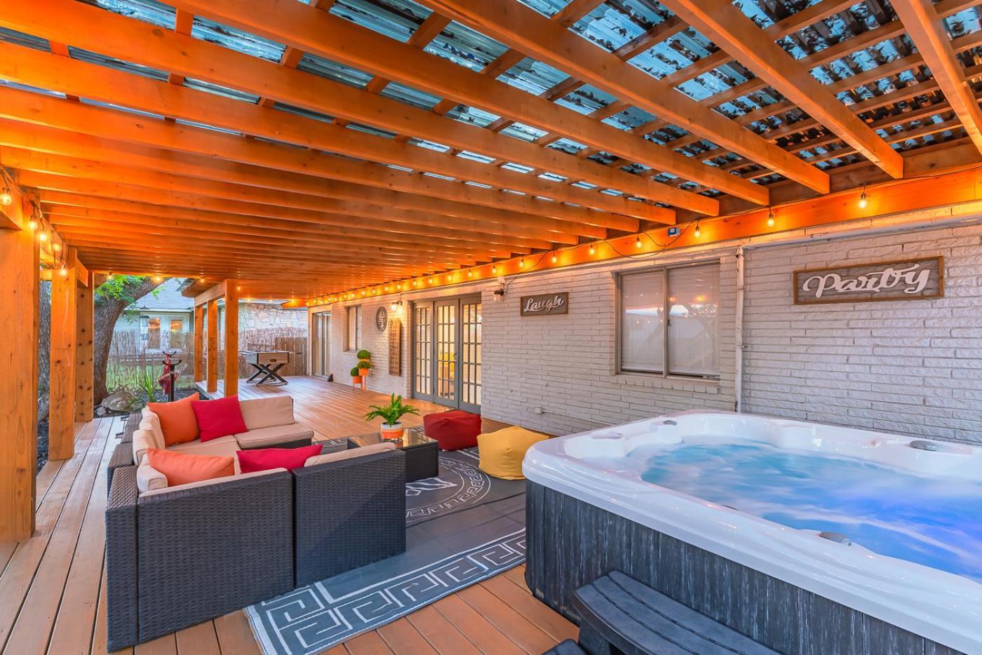 Luxurious Home With Hot Tub & Tree Deck By 6Flags San Antonio Exterior foto